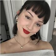 Estudiante con alto nivel de inglés y aptitud para enseñar.